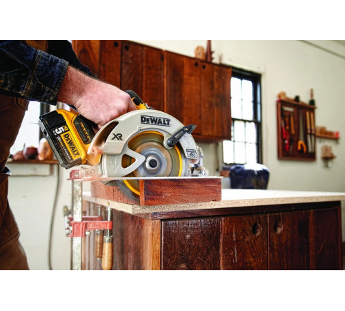 Бесщеточная дисковая пила DEWALT DCS570NT