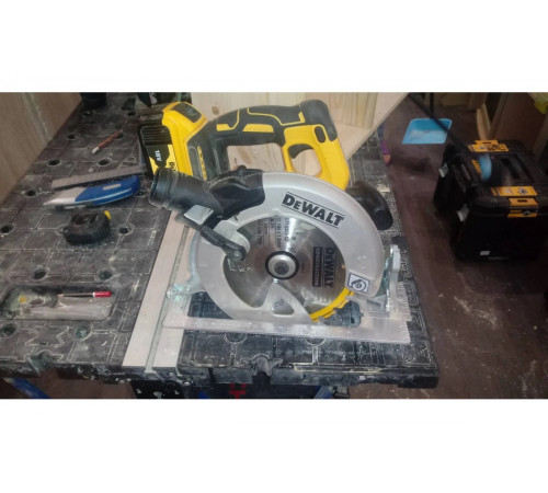 Бесщеточная дисковая пила DEWALT DCS570NT