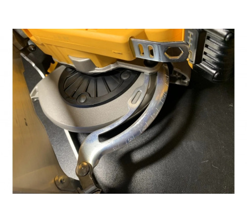 Бесщеточная дисковая пила DEWALT DCS570NT