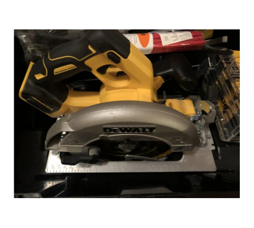 Бесщеточная дисковая пила DEWALT DCS570NT