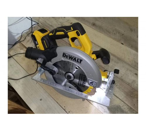 Бесщеточная дисковая пила DEWALT DCS570NT