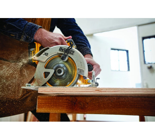 Бесщеточная дисковая пила DEWALT DCS570NT