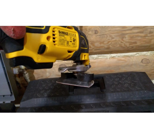 Бесщеточный многофункциональный инструмент DEWALT DCS355N