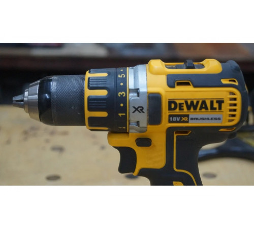 Аккумуляторная дрель-шуруповерт DEWALT DCD 790 M2