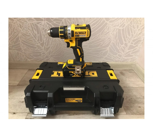 Аккумуляторная дрель-шуруповерт DEWALT DCD 790 M2