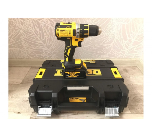 Аккумуляторная дрель-шуруповерт DEWALT DCD 790 M2