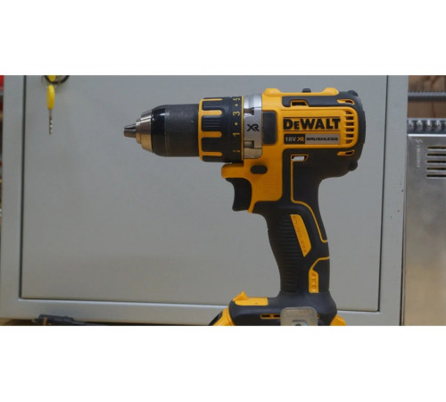 Аккумуляторная дрель-шуруповерт DEWALT DCD 790 M2
