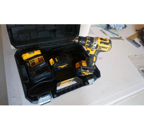 Аккумуляторная дрель-шуруповерт DEWALT DCD 790 M2