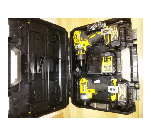 Аккумуляторная дрель-шуруповерт DEWALT DCD 790 M2