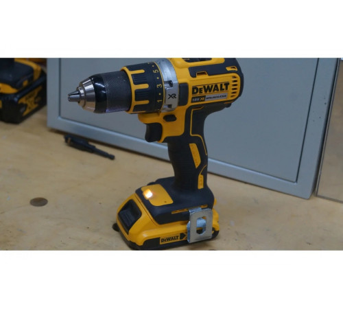 Аккумуляторная дрель-шуруповерт DEWALT DCD 790 M2