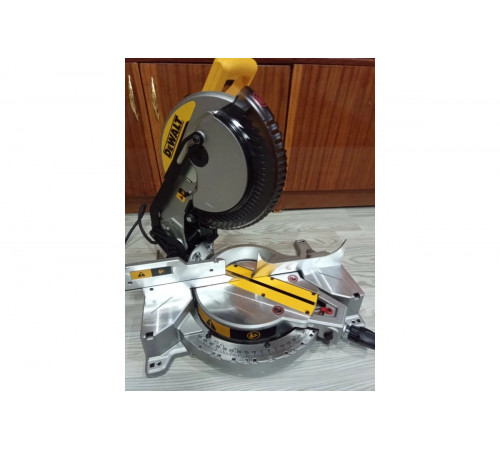 Торцовочная пила DEWALT 1600 Вт DWS713