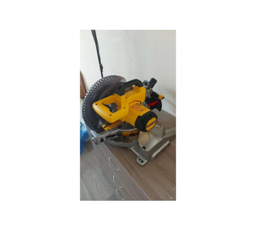 Торцовочная пила DEWALT 1600 Вт DWS713