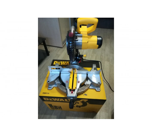 Торцовочная пила DEWALT 1600 Вт DWS713