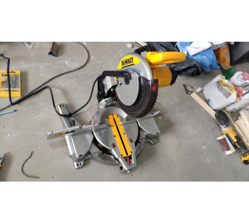 Торцовочная пила DEWALT 1600 Вт DWS713