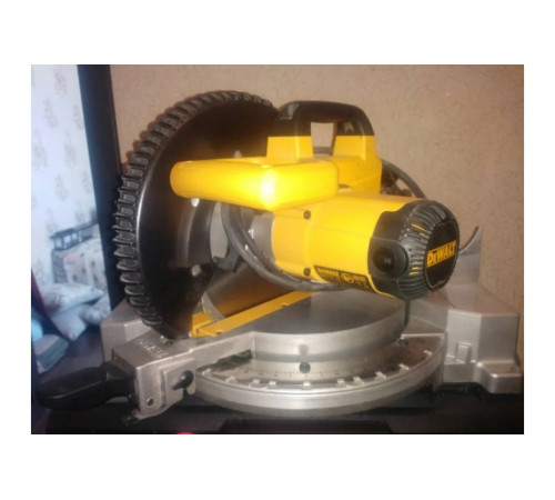 Торцовочная пила DEWALT 1600 Вт DWS713