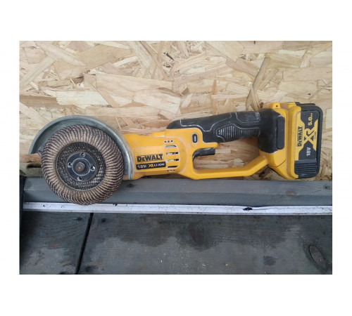Угловая аккумуляторная шлифмашина DEWALT DCG 412 M2