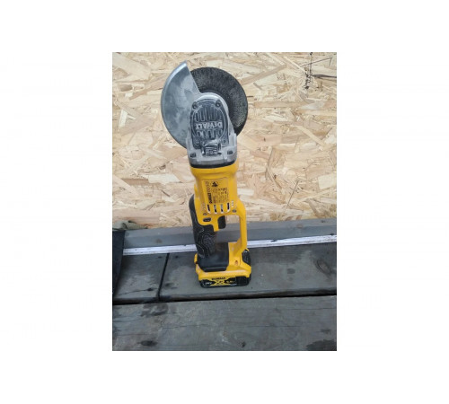 Угловая аккумуляторная шлифмашина DEWALT DCG 412 M2