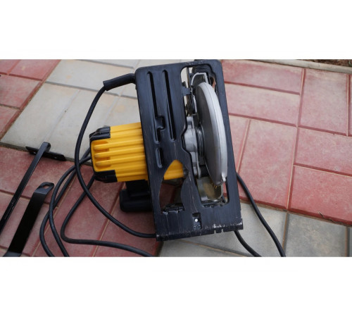 Дисковая пила DEWALT DWE 550