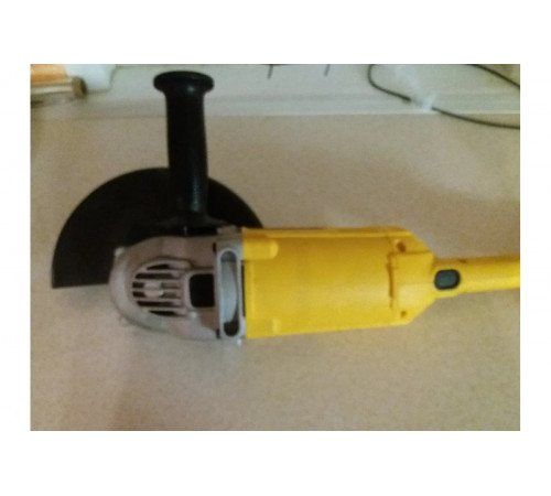 Угловая шлифмашина DeWalt DWE 490 - QS