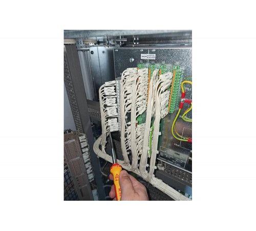 Длинногубцы с резцом KNIPEX KN-2616200 Длинногубцы с резцом KNIPEX KN-2616200