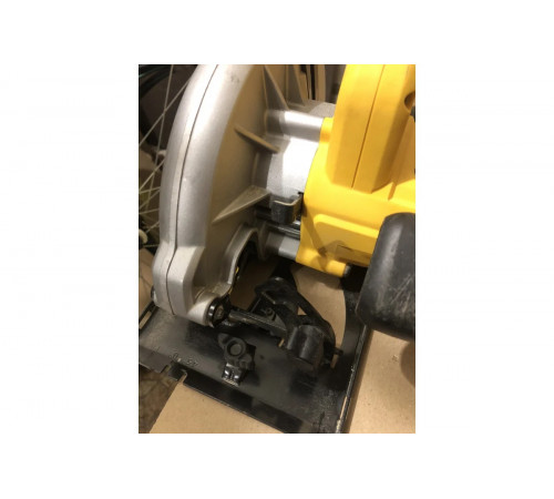 Дисковая пила DeWALT DWE 560