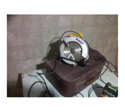 Дисковая пила DeWALT DWE 560