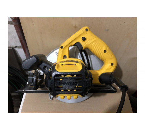 Дисковая пила DeWALT DWE 560