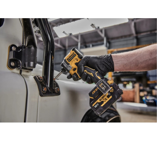 Аккумуляторный шуруповерт DEWALT DCF850E2T, 18 В, 206.2 Нм, 3800 уд/мин, с 2 АКБ 1.7 Ач и ЗУ, в кейсе TSTAK () DCF850E2T-QW