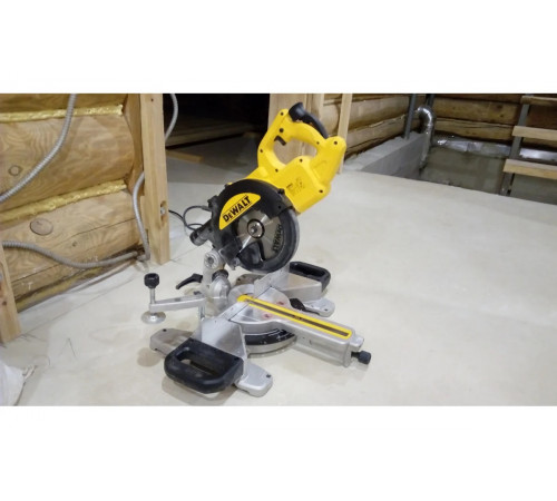 Торцовочная пила DEWALT DWS774