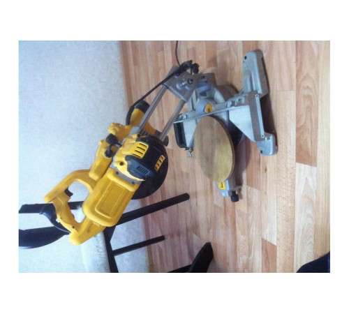 Торцовочная пила DEWALT DWS774