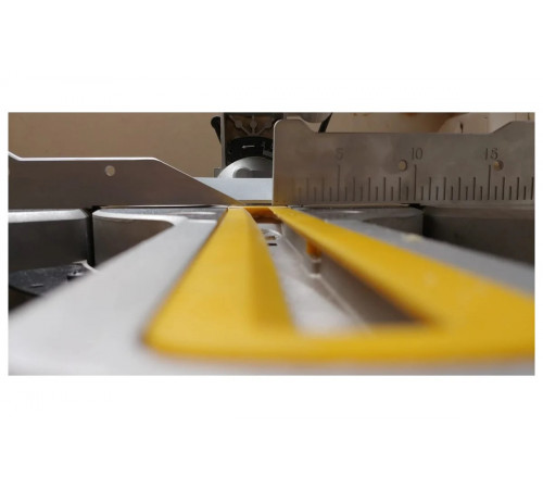 Торцовочная пила DEWALT DWS774