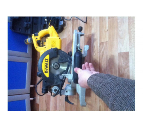 Торцовочная пила DEWALT DWS774