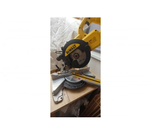 Торцовочная пила DEWALT DWS774
