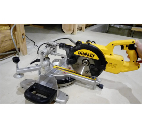 Торцовочная пила DEWALT DWS774