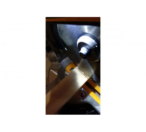 Торцовочная пила DEWALT DWS774