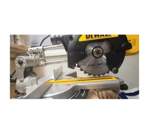 Торцовочная пила DEWALT DWS774