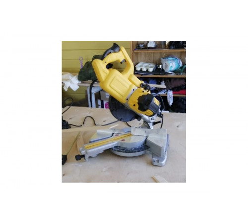 Торцовочная пила DEWALT DWS774