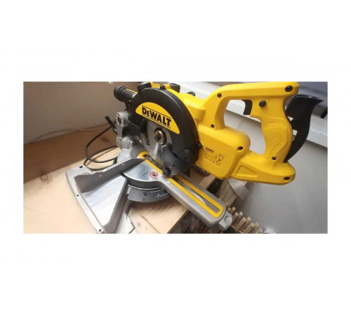 Торцовочная пила DEWALT DWS774