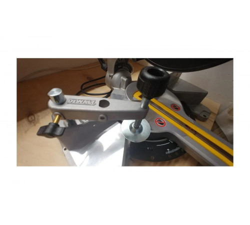 Торцовочная пила DEWALT DWS774