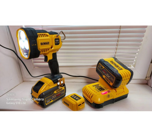 Фонарь DEWALT 18 В XR 1000 люмен, без/бат и ЗУ DCL043