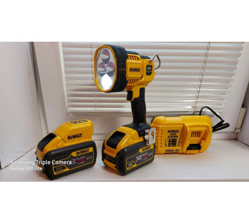 Фонарь DEWALT 18 В XR 1000 люмен, без/бат и ЗУ DCL043
