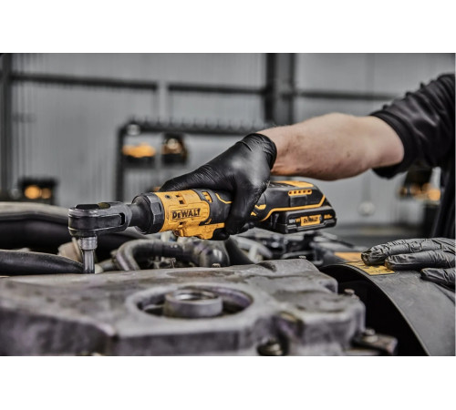 Аккумуляторный угловой гайковерт Dewalt DCF512D1, с трещоткой, 18 В, 95 Нм, 250 об/мин, с АКБ 2 Ач и ЗУ, в сумке DCF512D1-QW