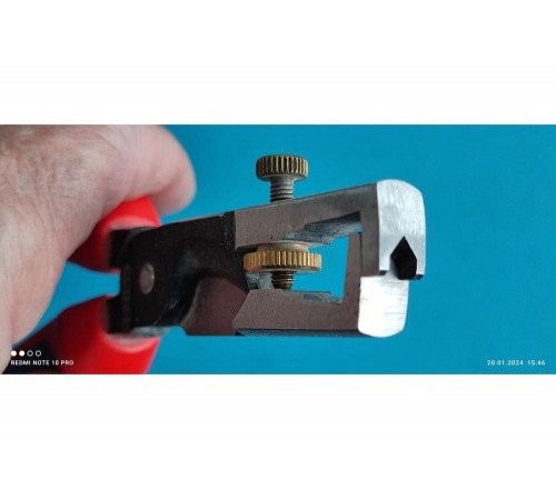 Клещи для удаления изоляции с функцией резания кабеля 180 мм KNIPEX StriX KN-1362180 Клещи для удаления изоляции с функцией резания кабеля 180 мм KNIPEX StriX KN-1362180