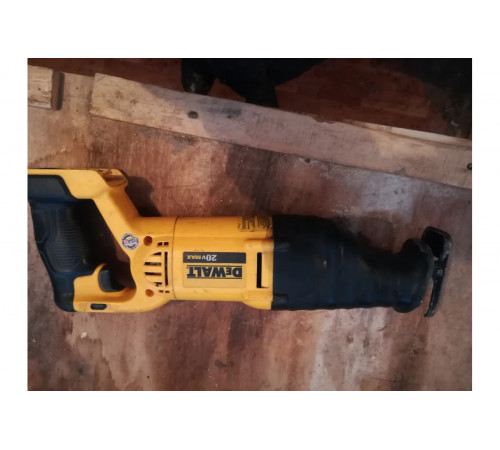 Сабельная пила DEWALT DCS380M2