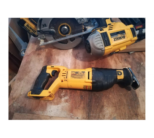 Сабельная пила DEWALT DCS380M2