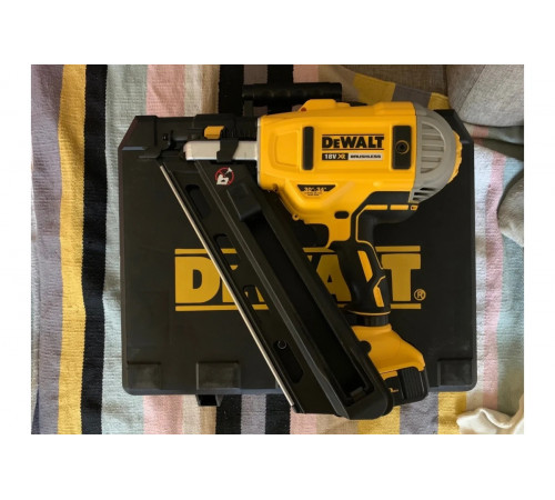 Степлер DEWALT DCN 692P2