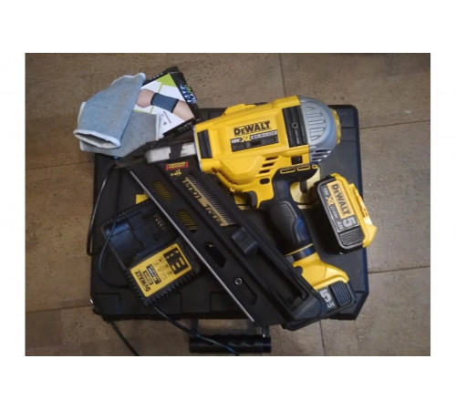 Степлер DEWALT DCN 692P2