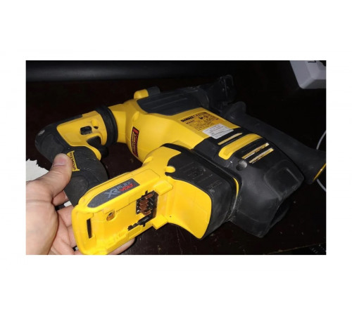Бесщеточный перфоратор DEWALT DCH333NT
