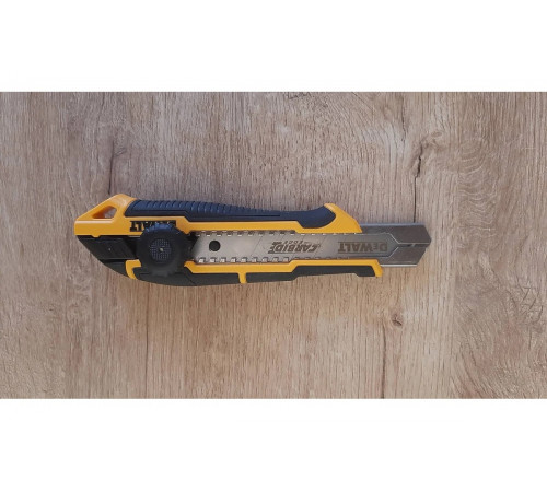 Нож с сегментированным лезвием DEWALT 18мм DWHT10332-0