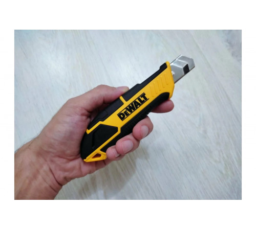 Нож с сегментированным лезвием DEWALT 18мм DWHT10332-0